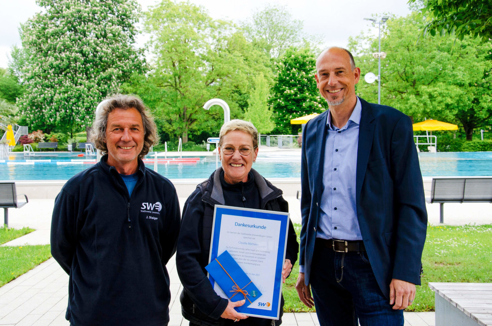 Schwimmmeister Jörg Staiger und Geschäftsführer Björn Michel übergibt Dankesurkunde an Claudia Böcherer